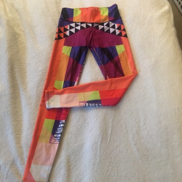 ONZIE Abstract Triangle Pattern Multi Leggings - Picture 4 of 16